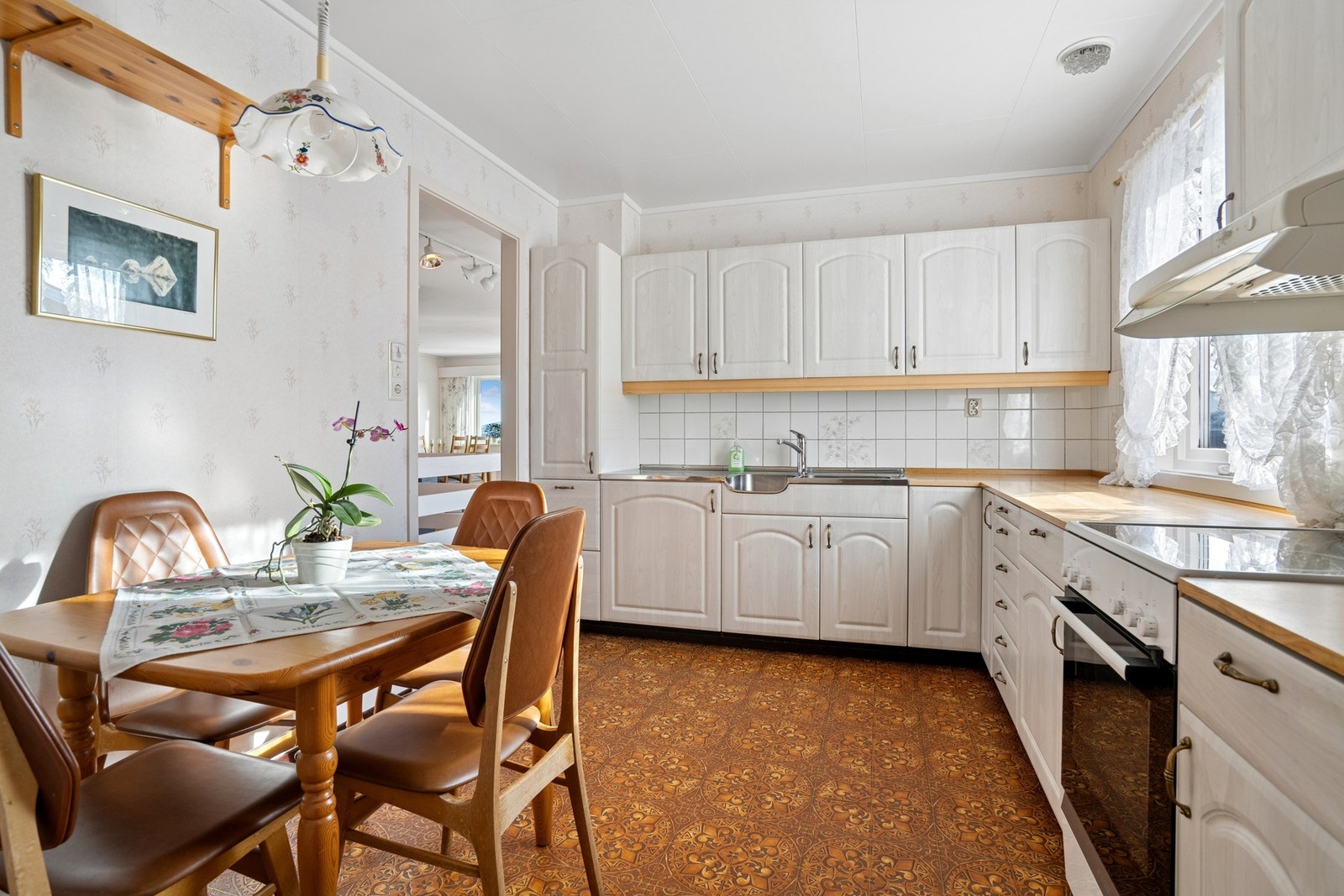 Kjøkkenventilator med avtrekk ut er etablert over komfyrplass. Galleribilde