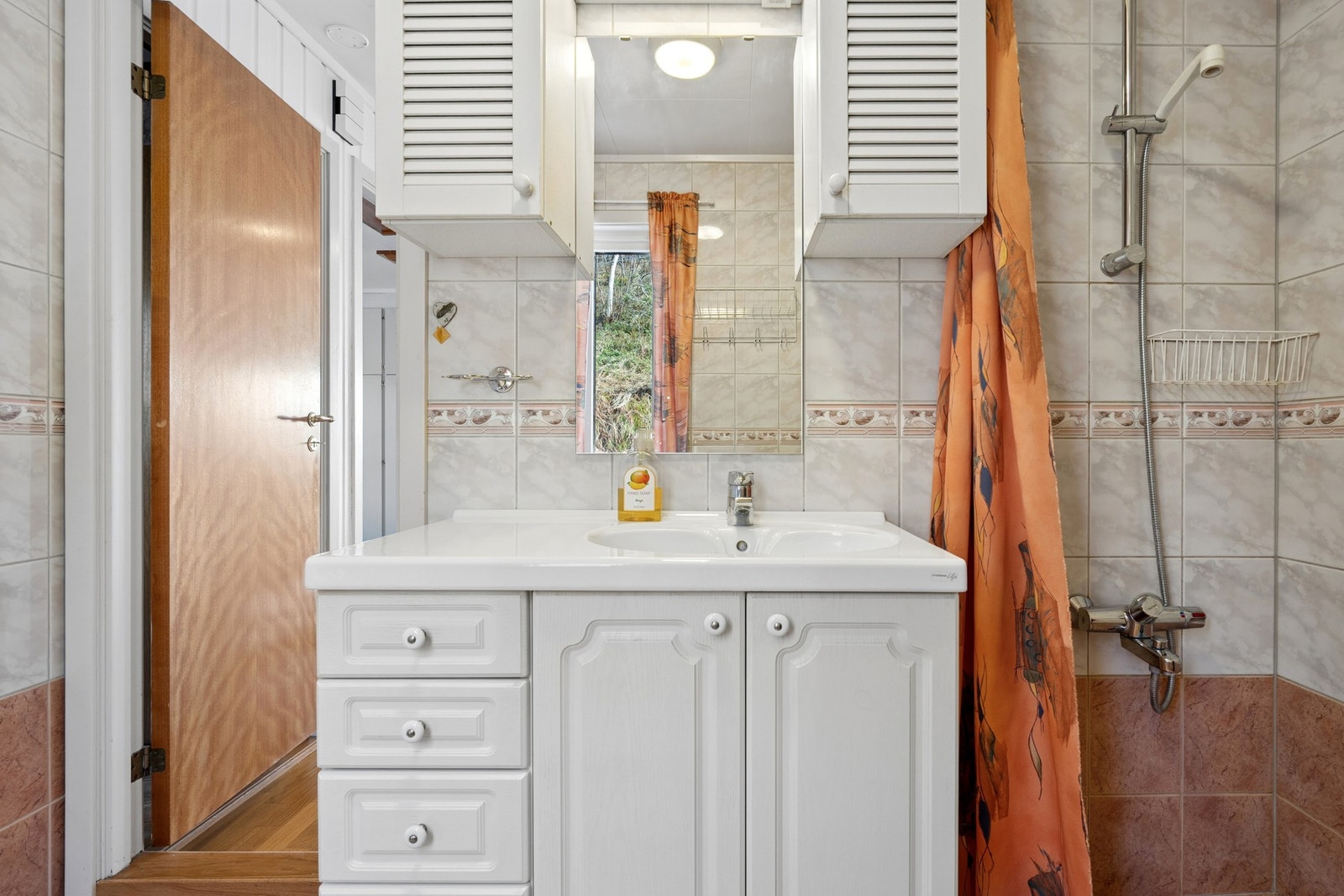 Badet er flislagt med elektriske varmekabler i gulv som sikrere god komfort. Galleribilde