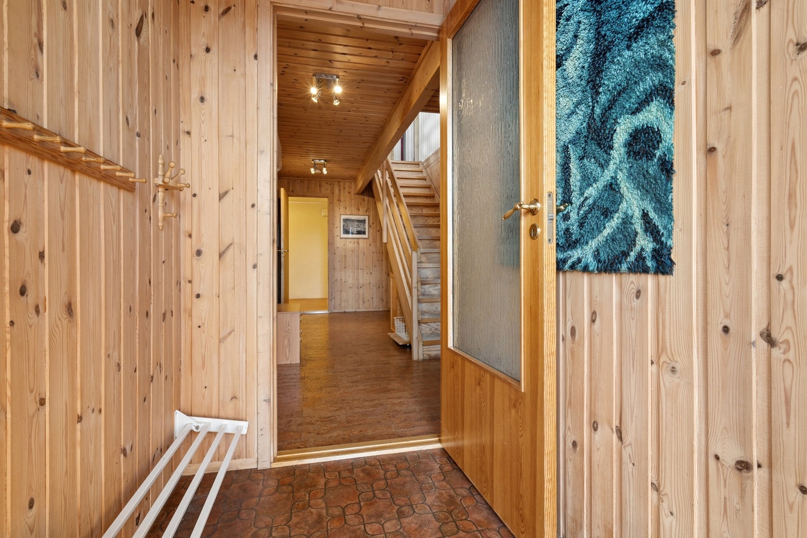 Praktisk entré med plass til jakkeoppheng og skohylle. Galleribilde