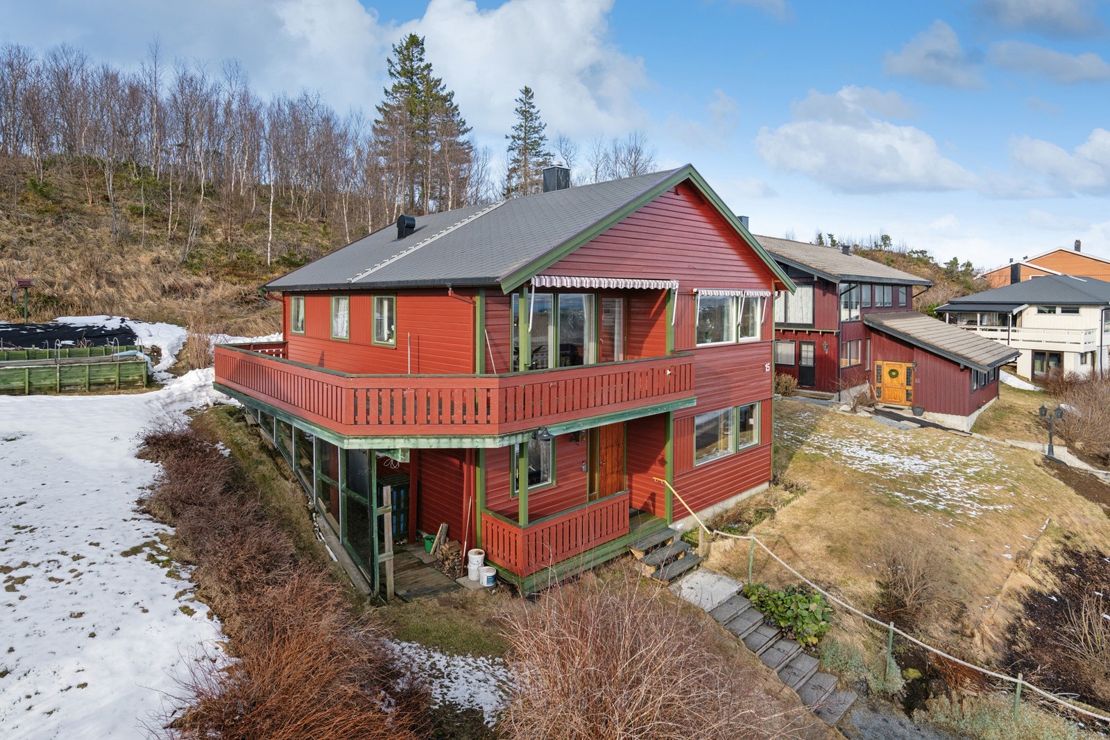 Like bak boligen ligger flotte tur- og friluftsområder med fine turstier på sommeren og lysløyper om vinteren. Galleribilde