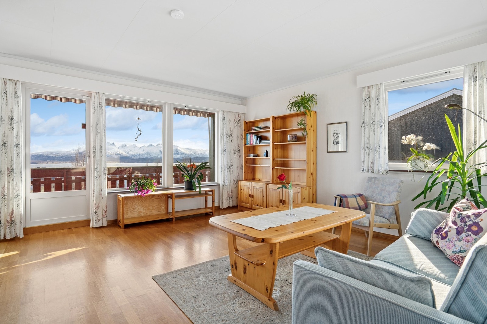 Stua har store vindusflater som gir rikelig med naturlig lysinnslipp samt upåklagelige utsiktsforhold. Galleribilde