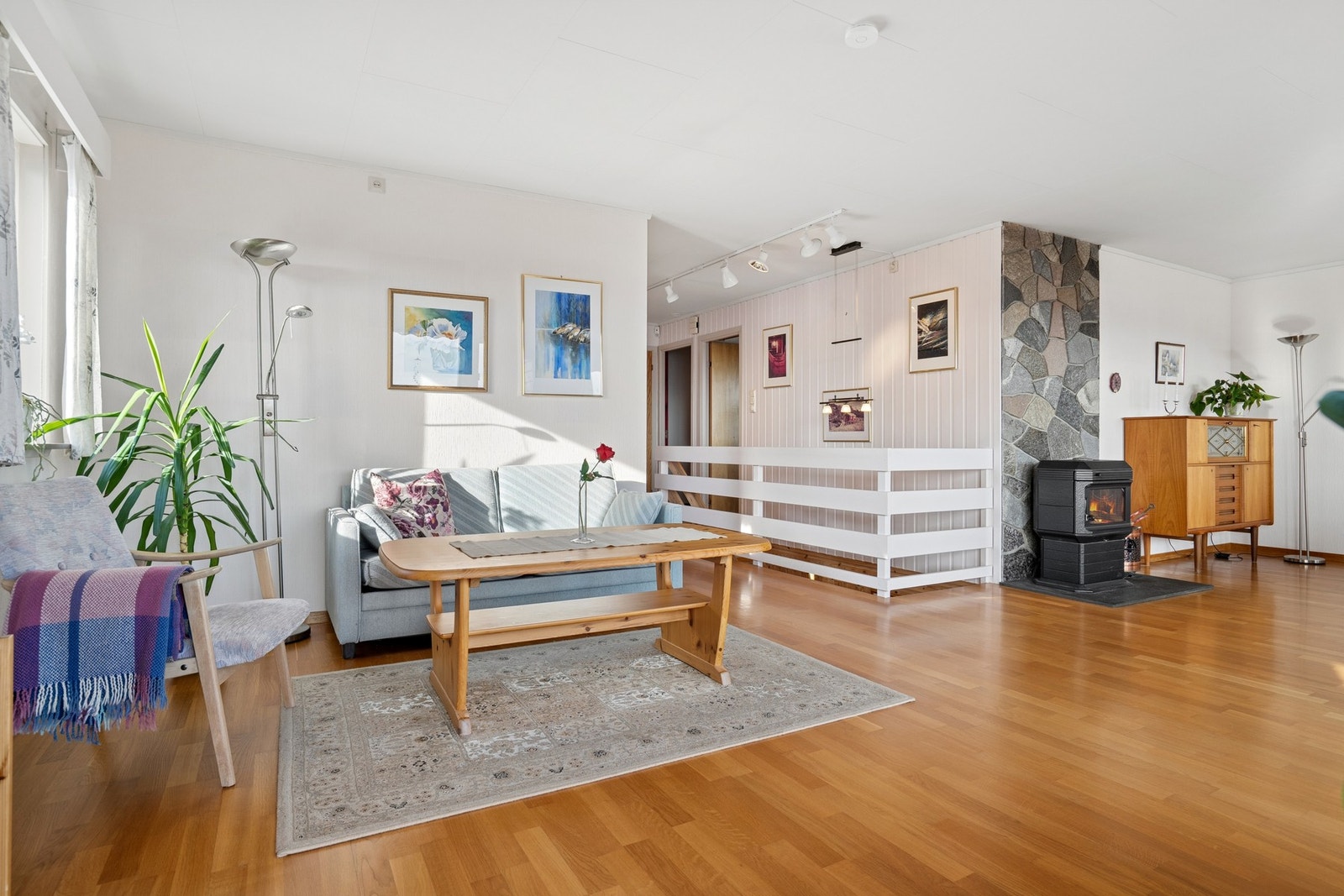 Boligen har etablert varmepumpe og to vedovner som sikrere god komfort. Galleribilde