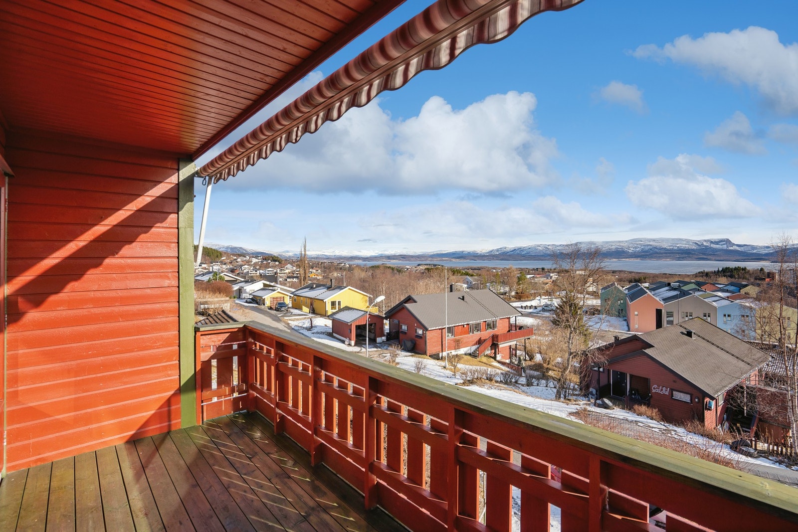 Romslig balkong på ca. 25 m² med flott utsikt over hav og fjell. Galleribilde