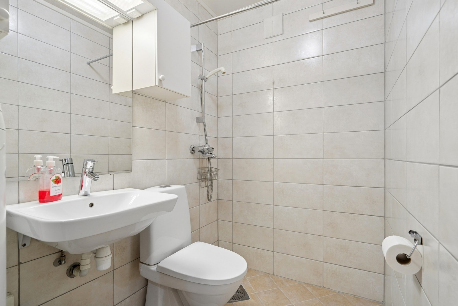 Badet er flislagt med elektriske varmekabler i gulv og har mekanisk avtrekk. Galleribilde