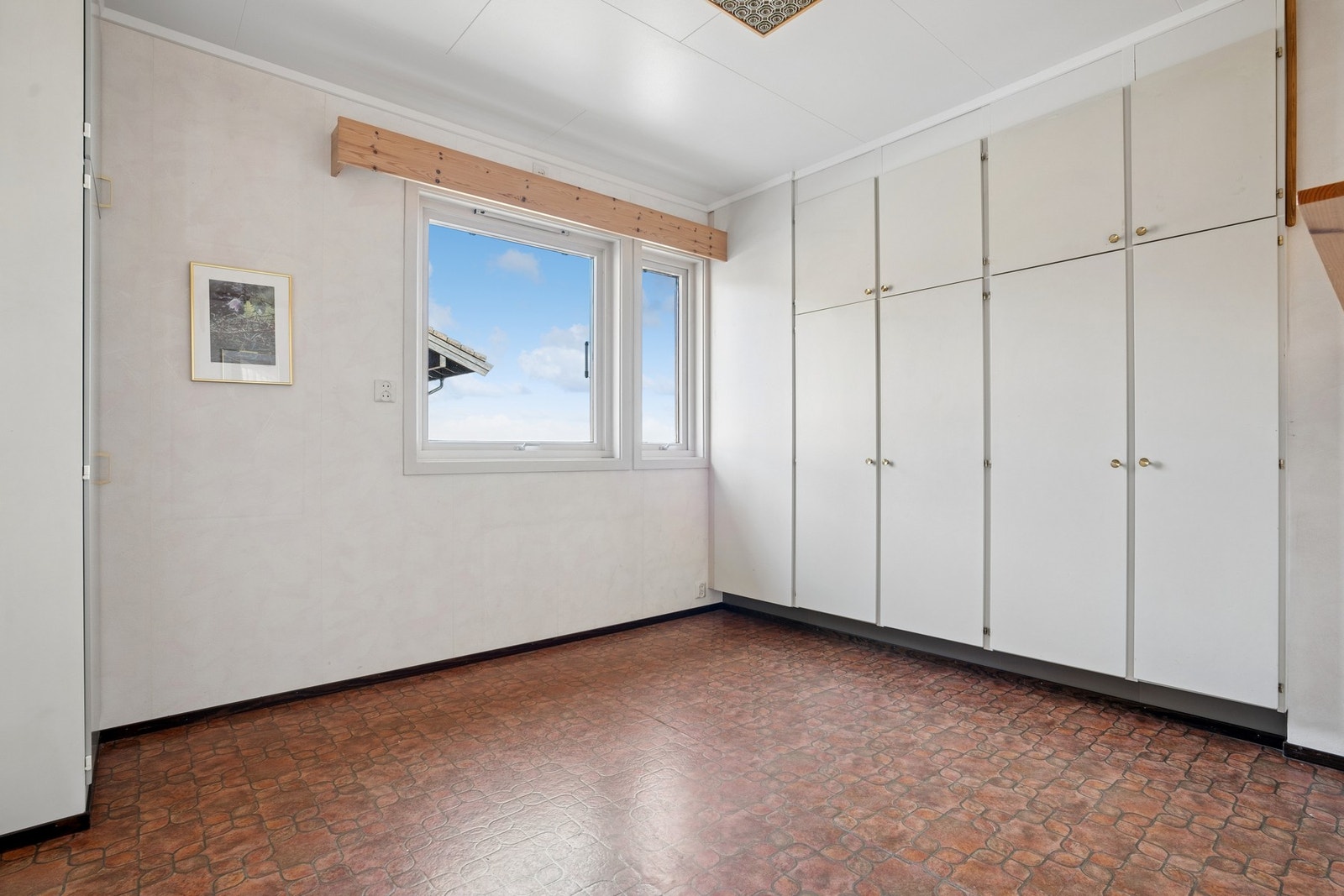 Soverom 2 har et romslig garderobeskap med god plass til oppbevaring av klær. Galleribilde