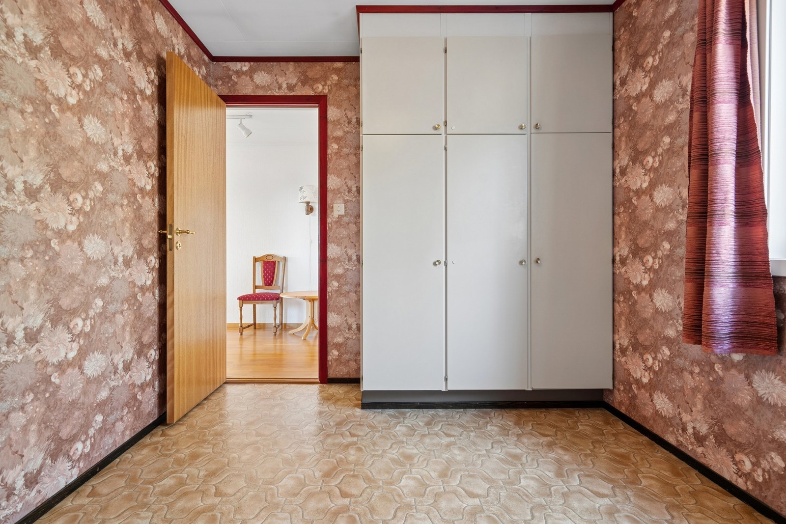 Romslig soverom med praktisk garderobeskap. Galleribilde