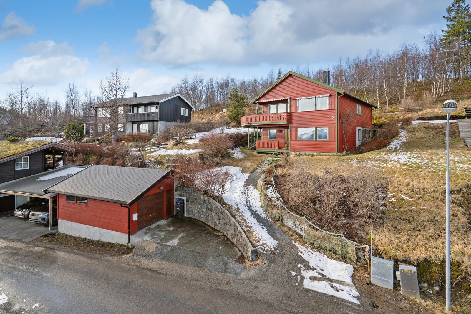 Velkommen til Tyttebærveien 15 - en romslig og familievennlig enebolig med gode utsiktsforhold mot hav og fjell! Foto: Galleribilde