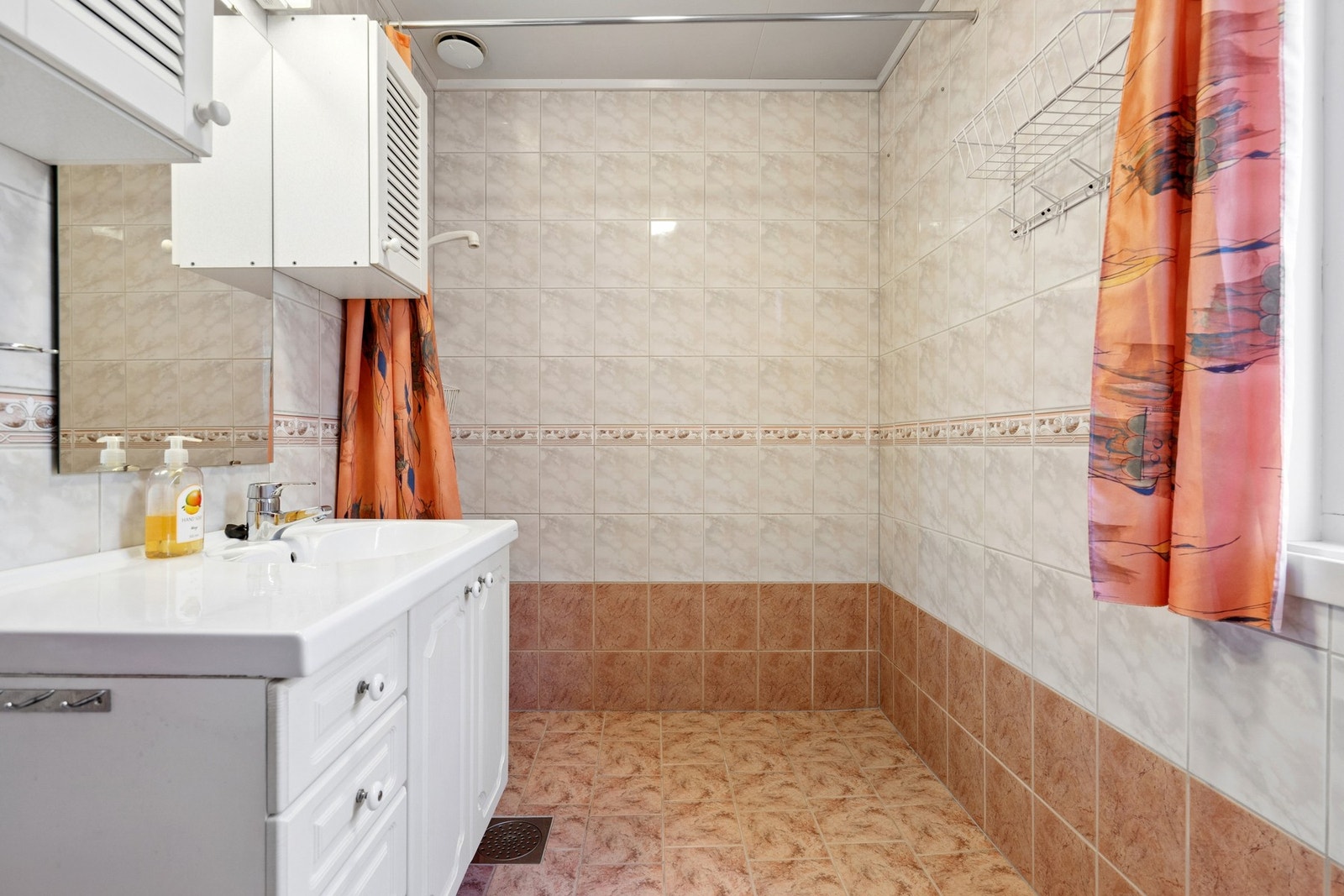 Rommet er innredet med nedfelt servant, toalett og dusjvegger/hjørne. Mekanisk avtrekk er etablert. Galleribilde