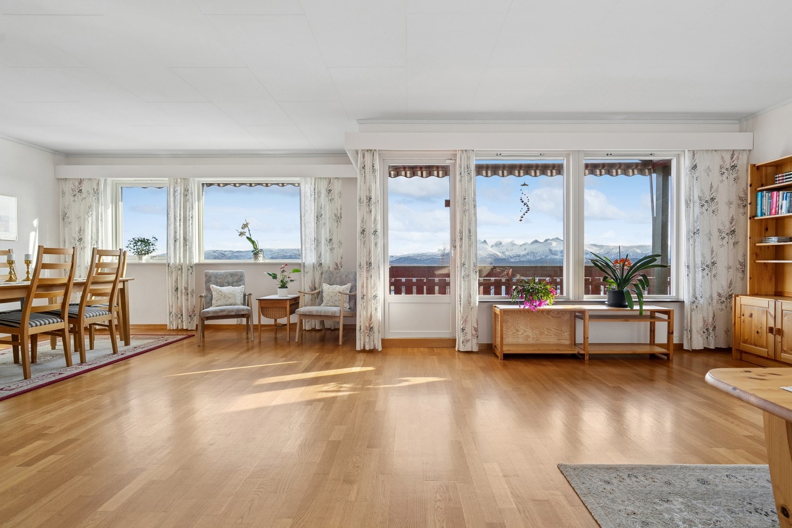 Det er en lukket stue/kjøkken løsning, der stua er lys og romslig med gode møbleringsmuligheter. Galleribilde