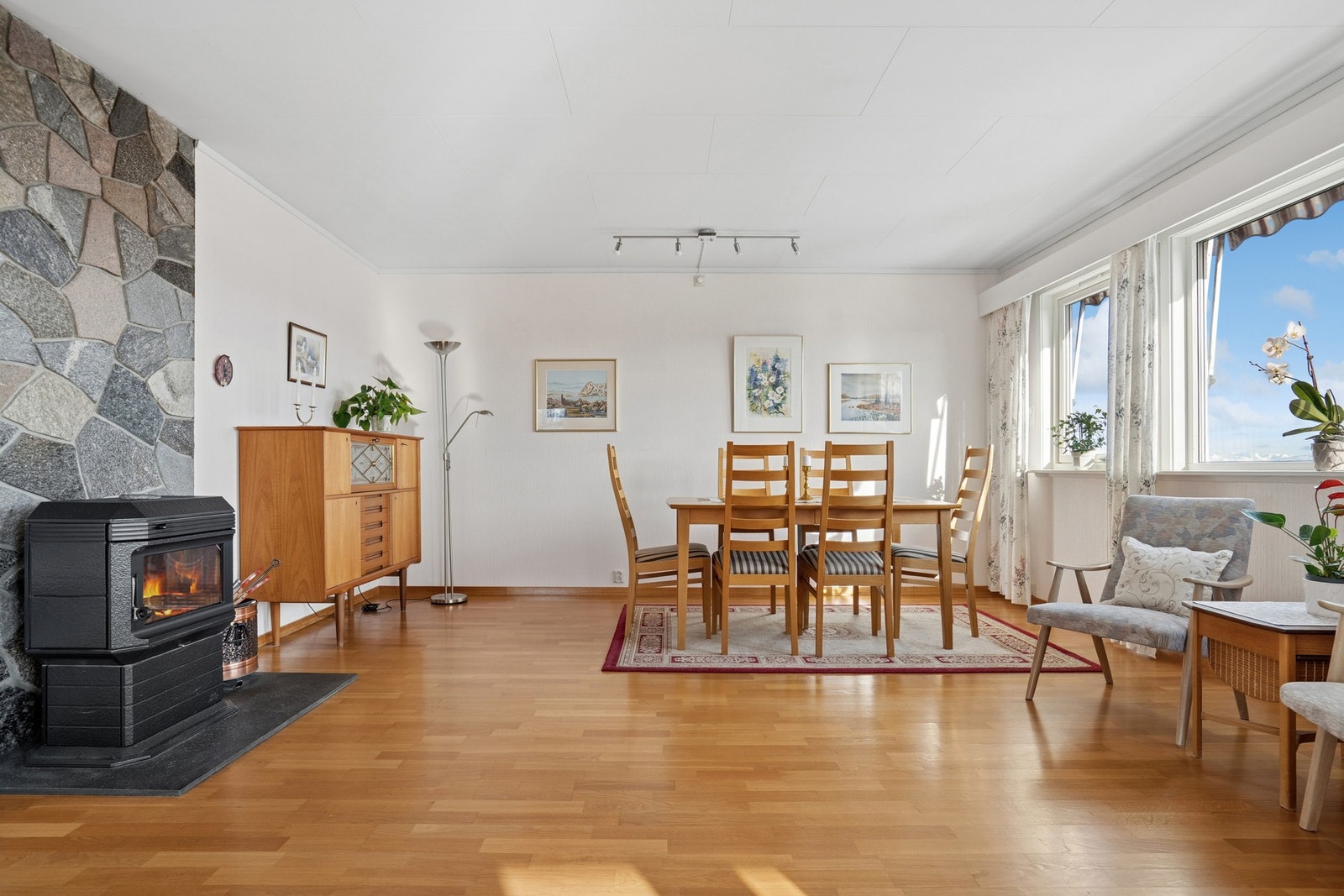 Flere av vinduene i stua ble byttet i 2025. Galleribilde