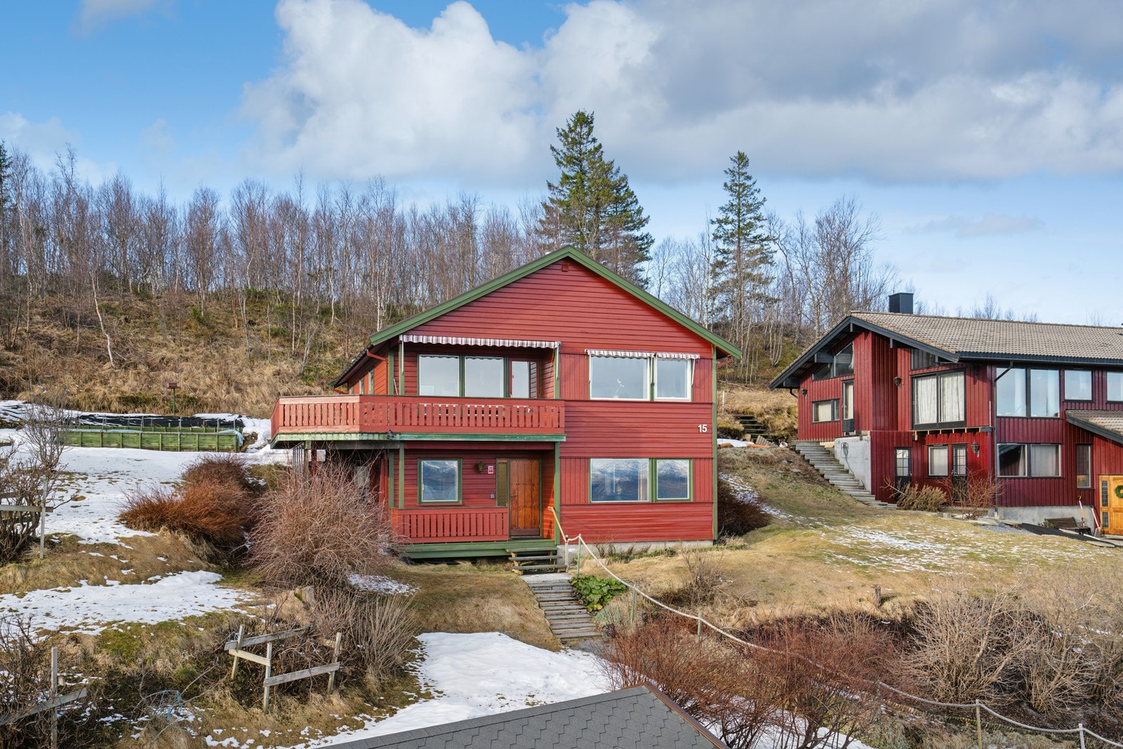 Mørkved bydelssentrum ligger i nærheten som byr på ulike fasiliteter som butikker, treningssenter, apotek, idrettshall, skoler og fotballbaner. Galleribilde