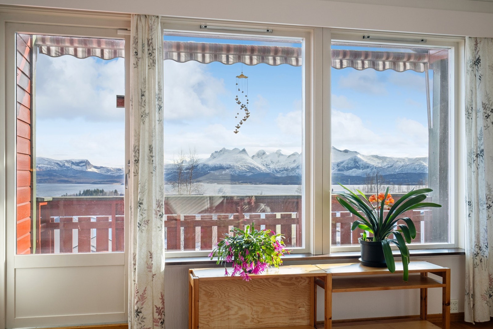 Utgang fra stua til en romslig balkong med meget gode sol- og utsiktsforhold. Galleribilde