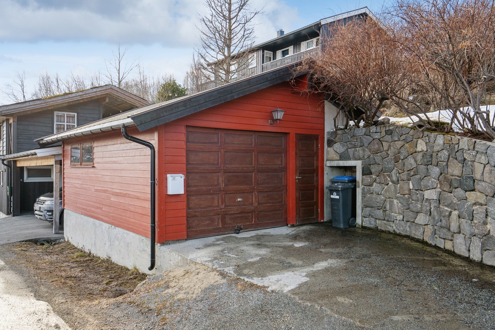 Parkering i en praktisk garasje med plass til oppbevaring. Galleribilde