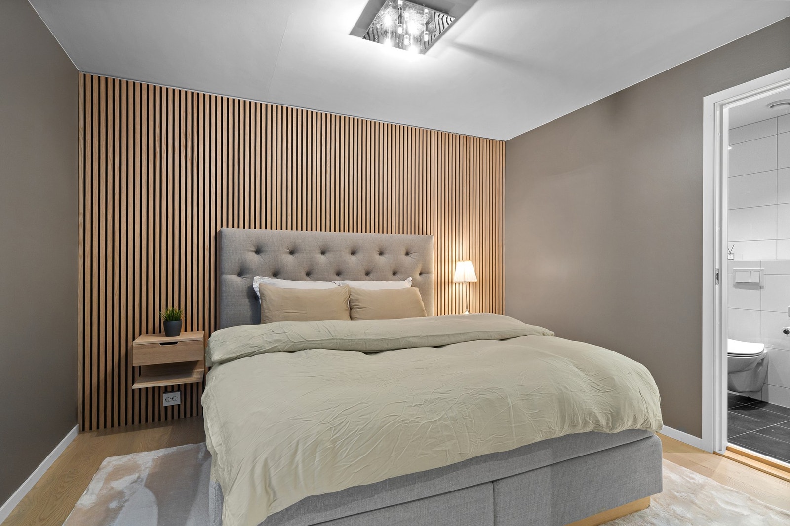 Hovedsoverom med lun hotellfølelse og rolig fargepalett Galleribilde