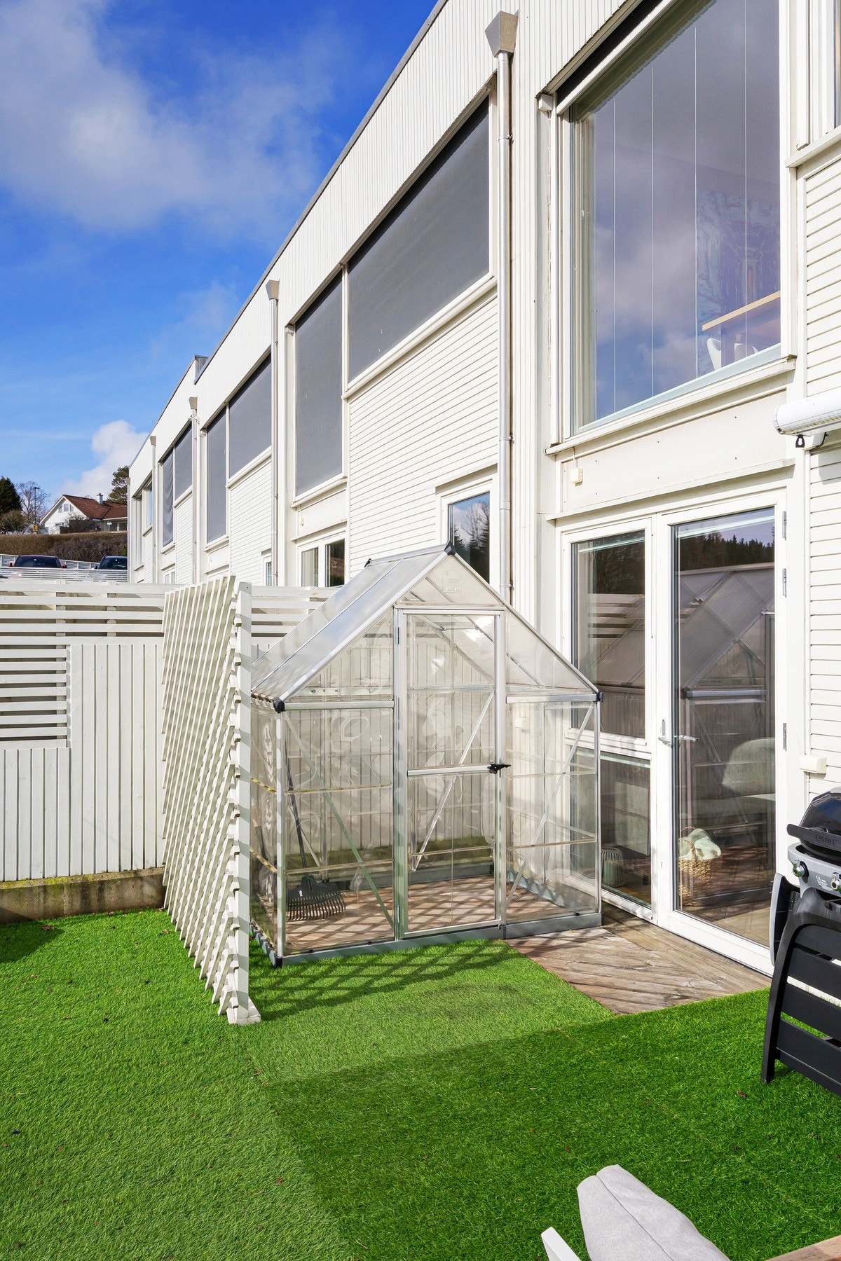 Pent opparbeidet uteområde med gjennomført og moderne uttrykk Galleribilde