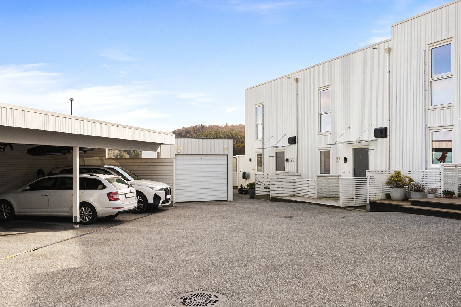 Carport i felles rekke, enkel og trygg parkering rett ved boligen Galleribilde