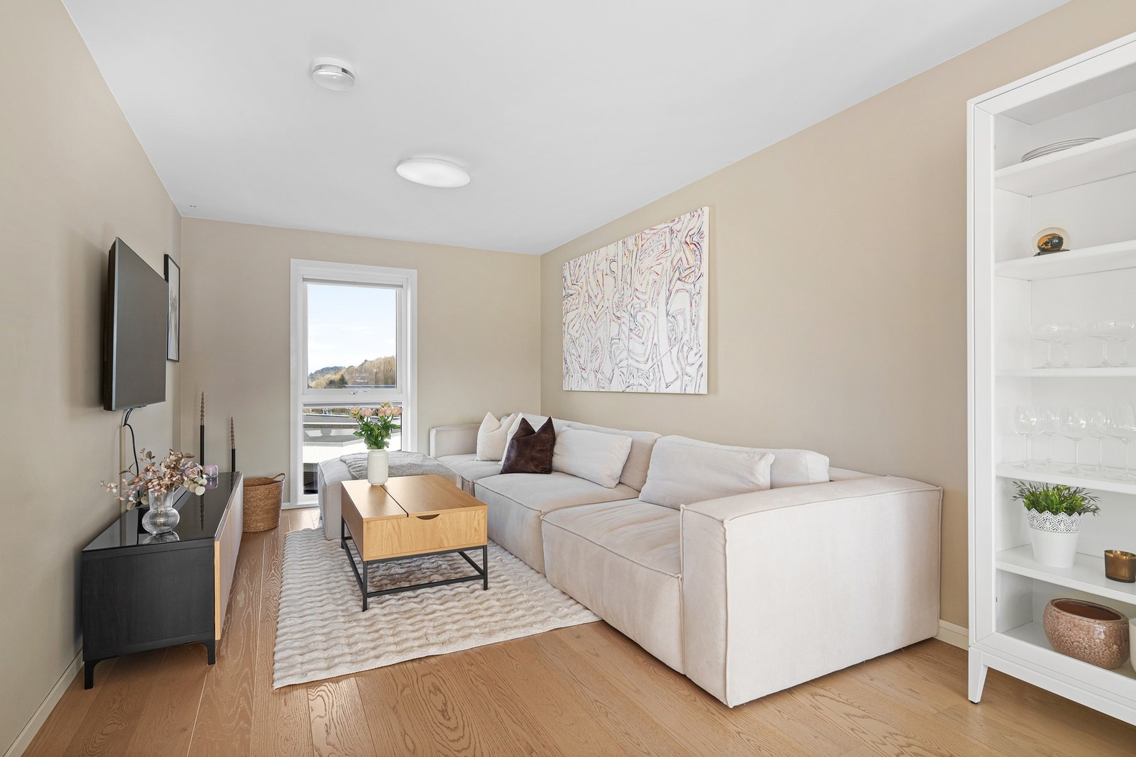 Lys, luftig og svært innbydende stue med store vindusflater. Galleribilde