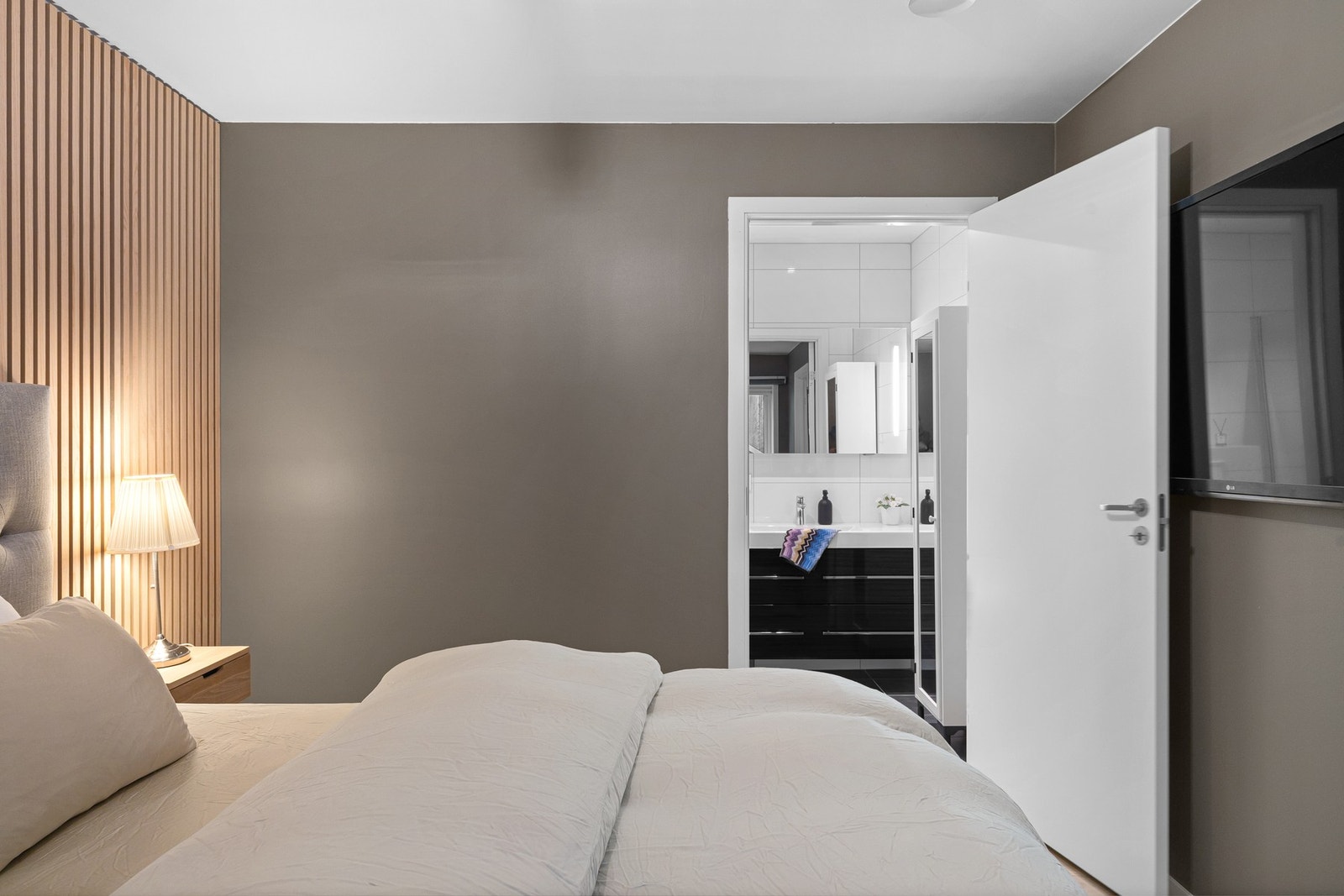 Soverom med smarte oppbevaringsløsninger og tilkomst til eget bad. Galleribilde