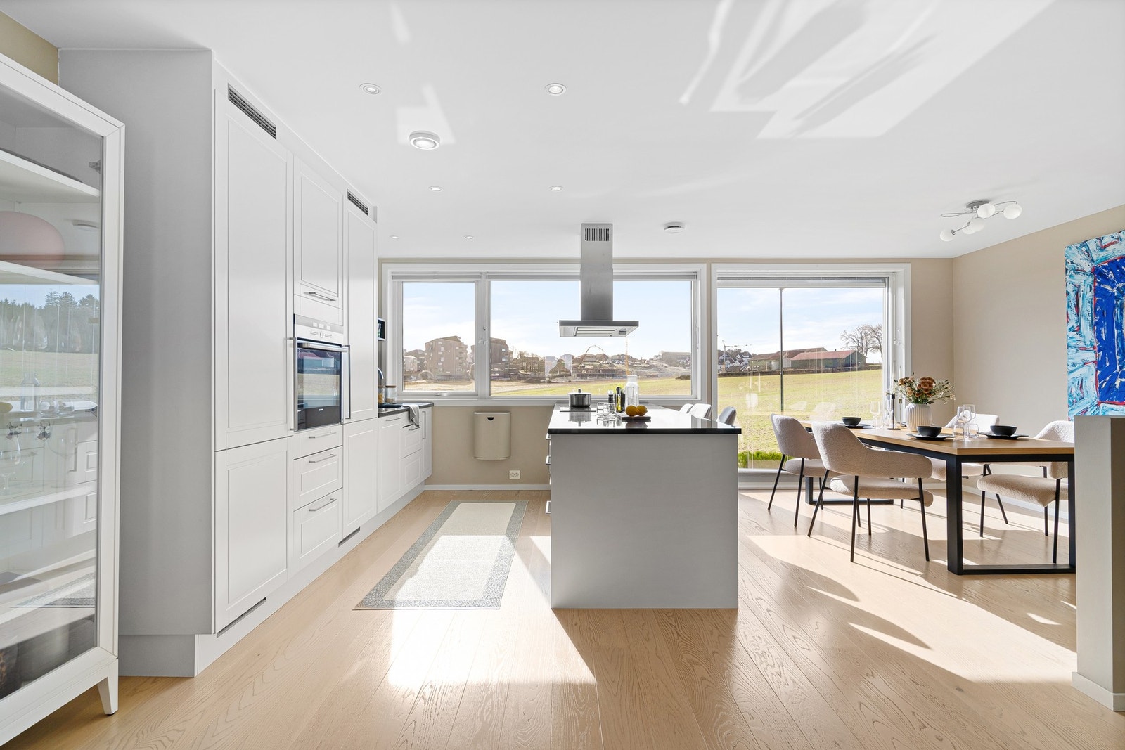 Moderne kvalitetskjøkken med integrerte hvitevarer og gjennomført design. Galleribilde