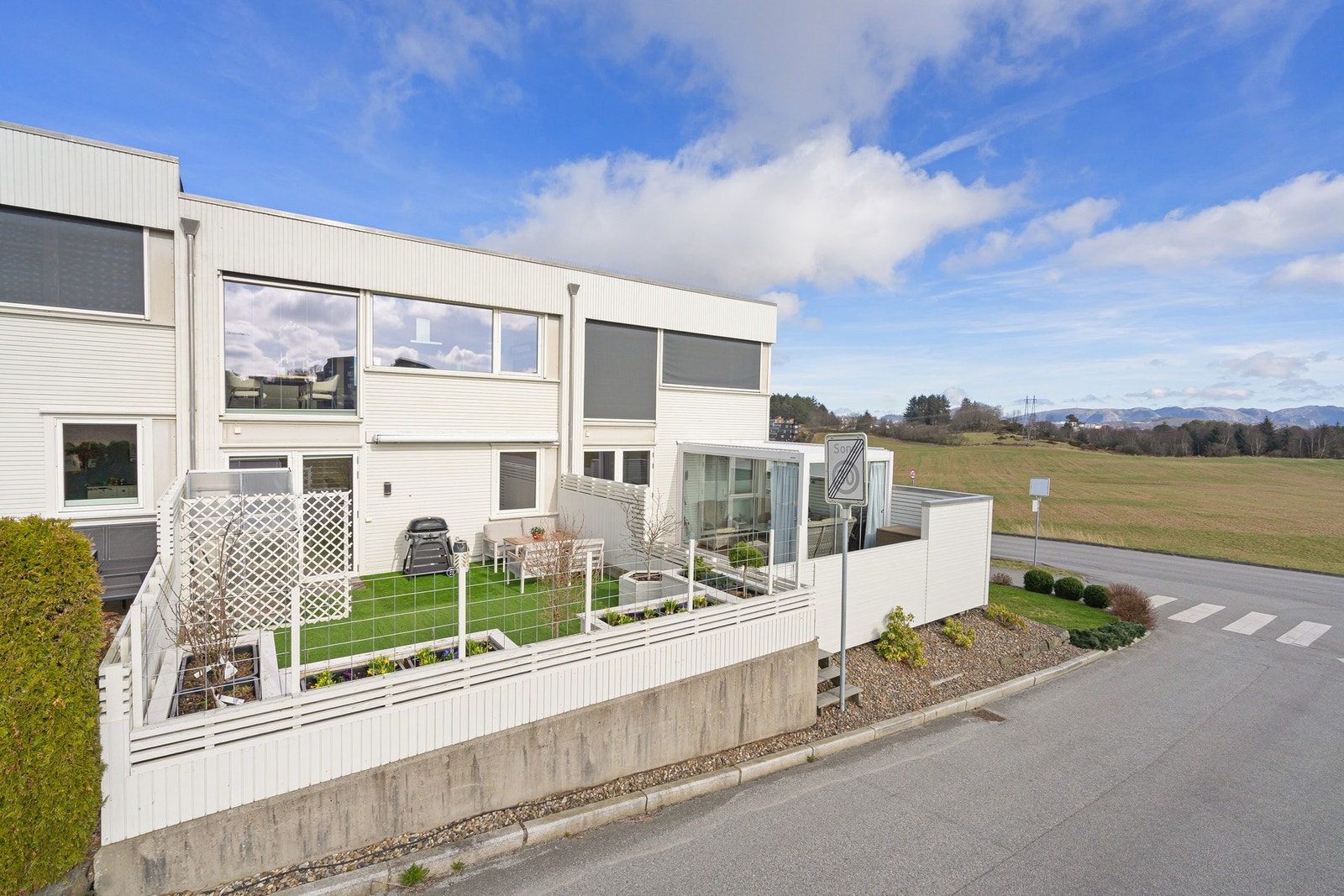 Stilren fasade og velholdt uttrykk i et attraktivt rekkehusmiljø Galleribilde