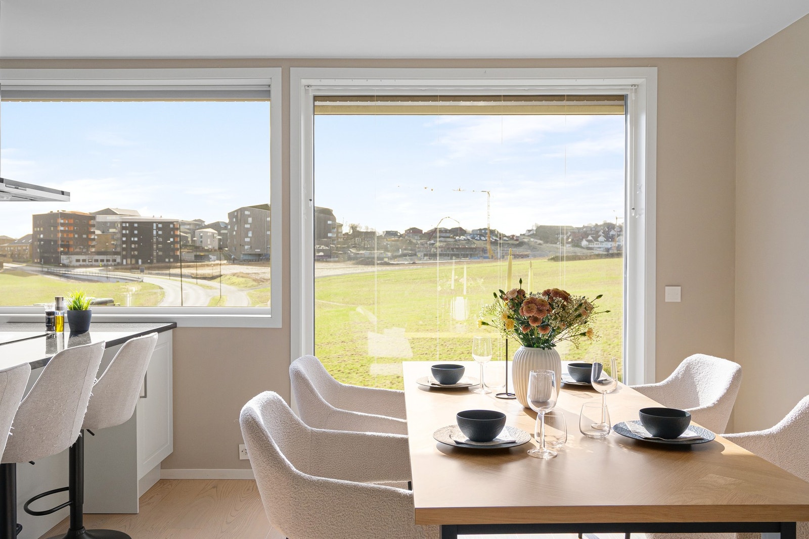 Spiseplass med panoramautsikt og naturlig lys fra store vinduer. Galleribilde