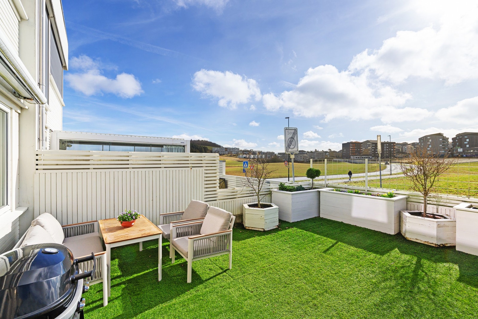 Hilde Olsen v/ EIE Eiendomsmegling har gleden av å presenetere Skadbergveien 27. Foto: Arve Gravdal Galleribilde