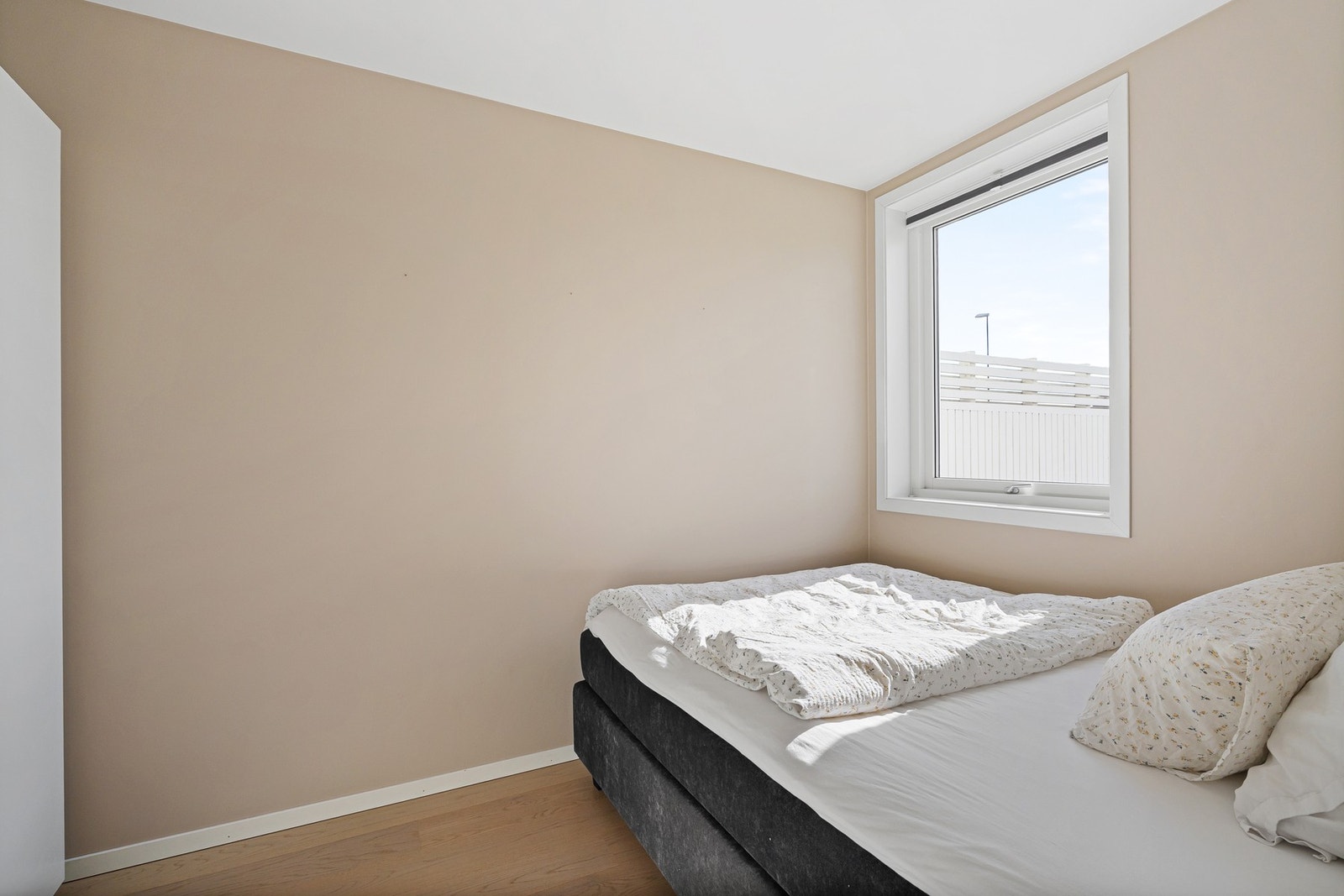 Soverom med gode møbleringsmuligheter og behagelig atmosfære. Galleribilde