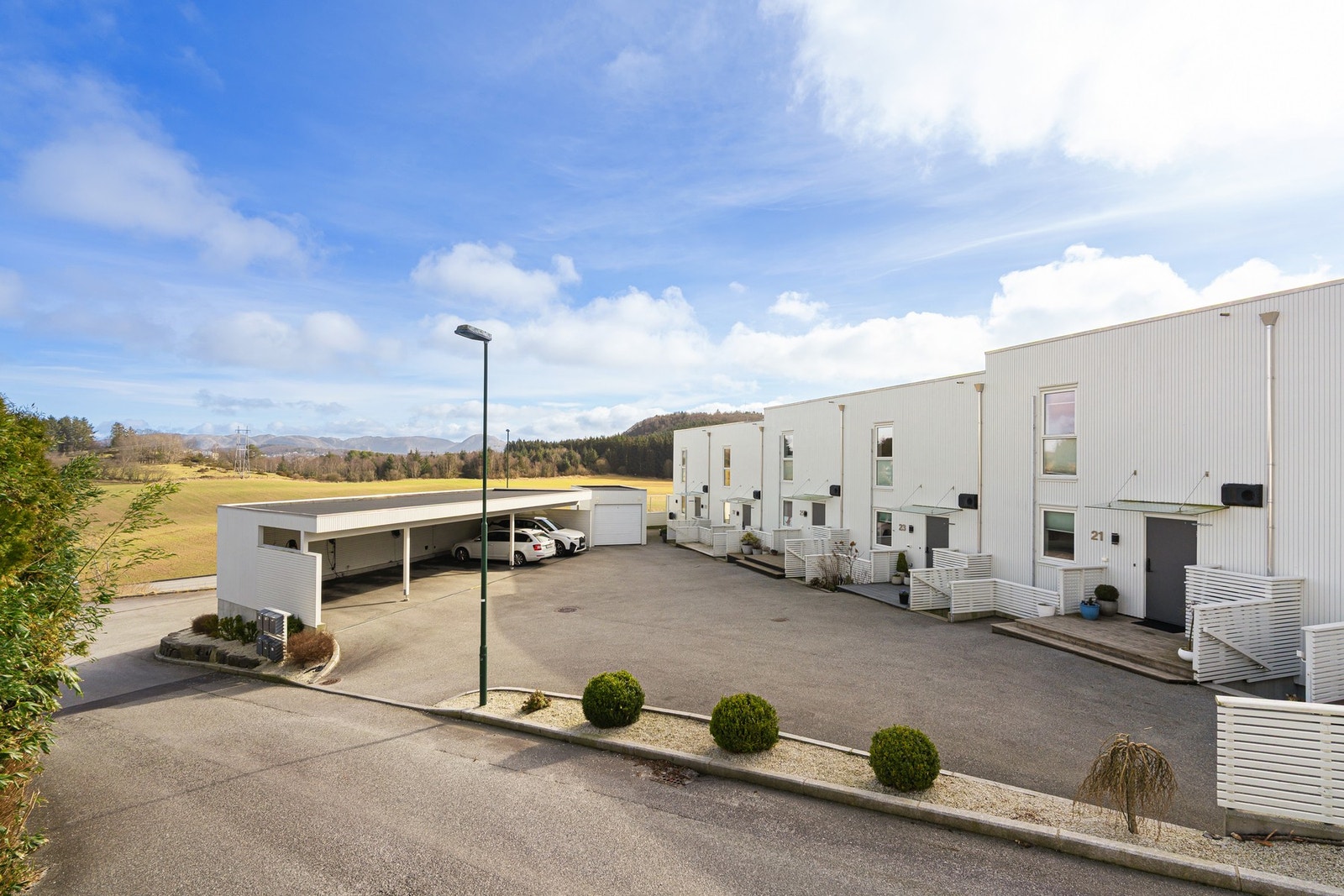 Parkering i carport med mulighet for elbillading. Galleribilde