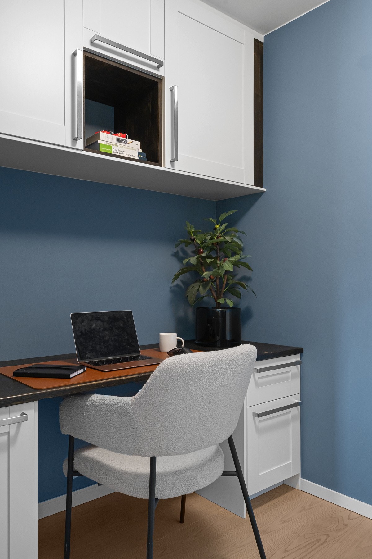 Praktisk og stilren hjemmekontorløsning med rolig atmosfære. Galleribilde