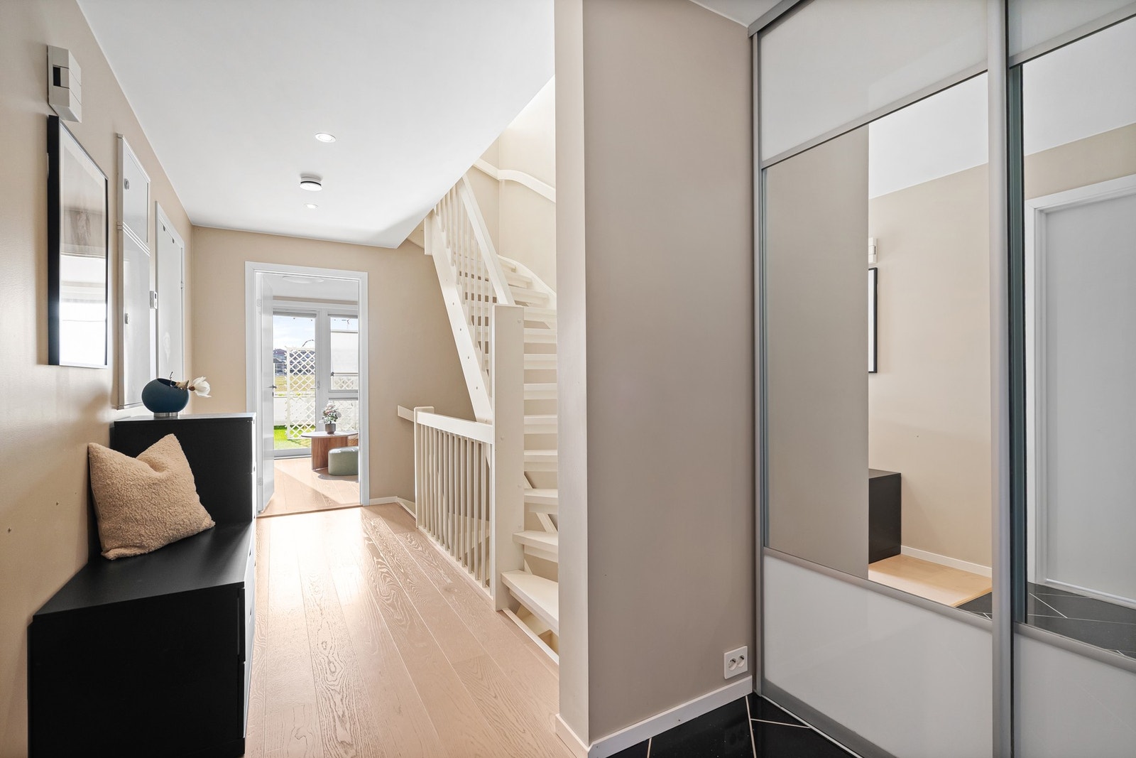 Romslig gang med god oppbevaringsplass og praktisk adkomst. Galleribilde