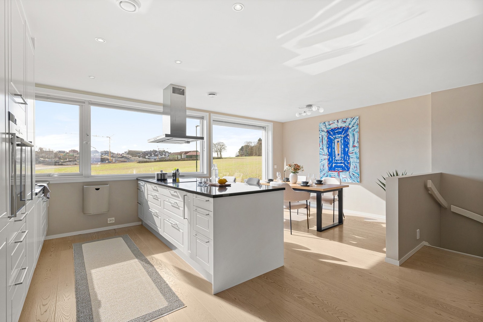 Stilrent og lekkert Norema-kjøkken med rene linjer og rikelig med arbeidsplass. Galleribilde