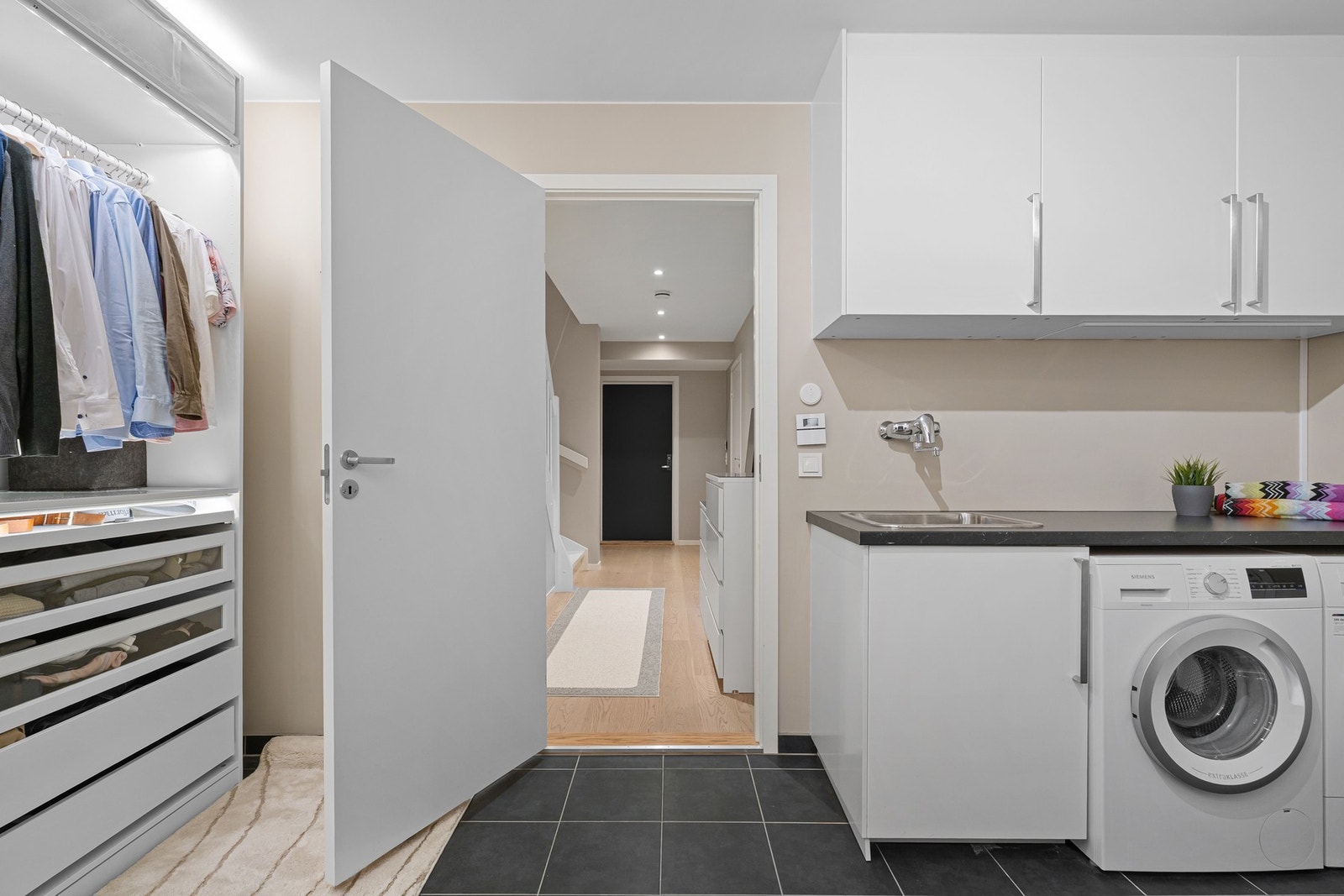 Funksjonelt vaskerom med god plass til oppbevaring. Galleribilde