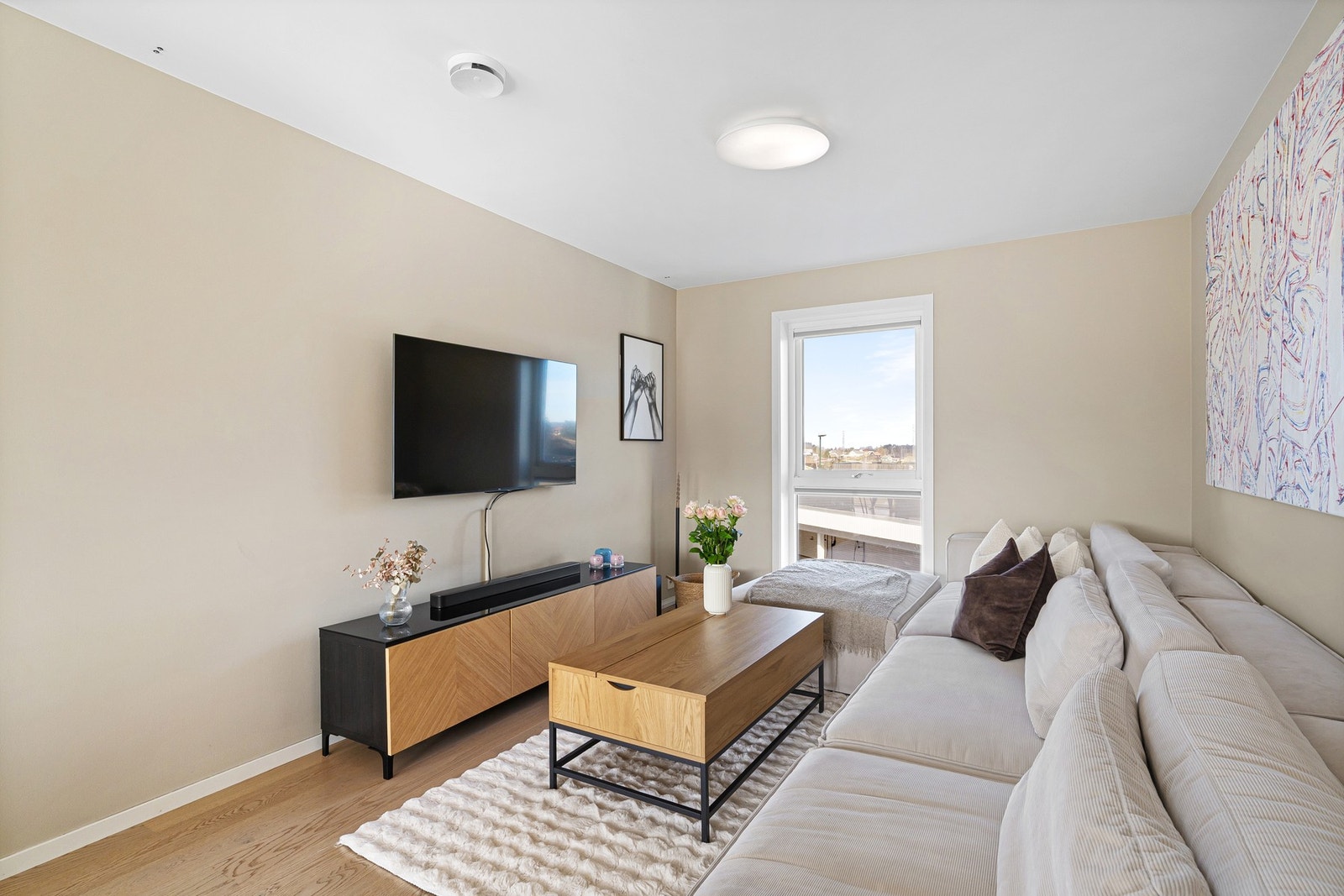 Gjennomstrømmet stue med nydelig lysinnslipp og god romfølelse. Galleribilde