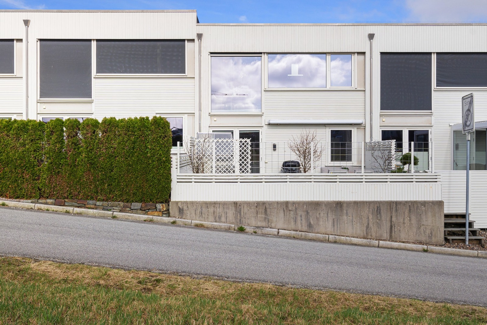 Boligen har en skjermet og solrik plassering i feltet med lite innsyn Galleribilde