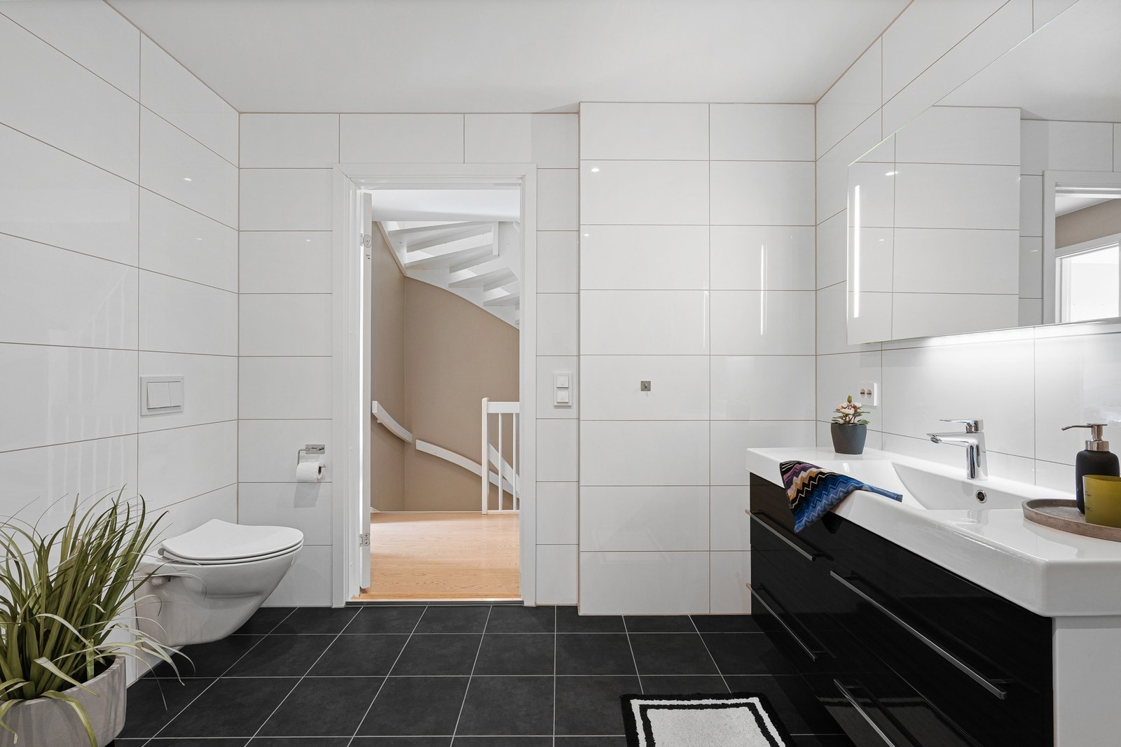 Delikat og moderne bad med lekre materialvalg Galleribilde