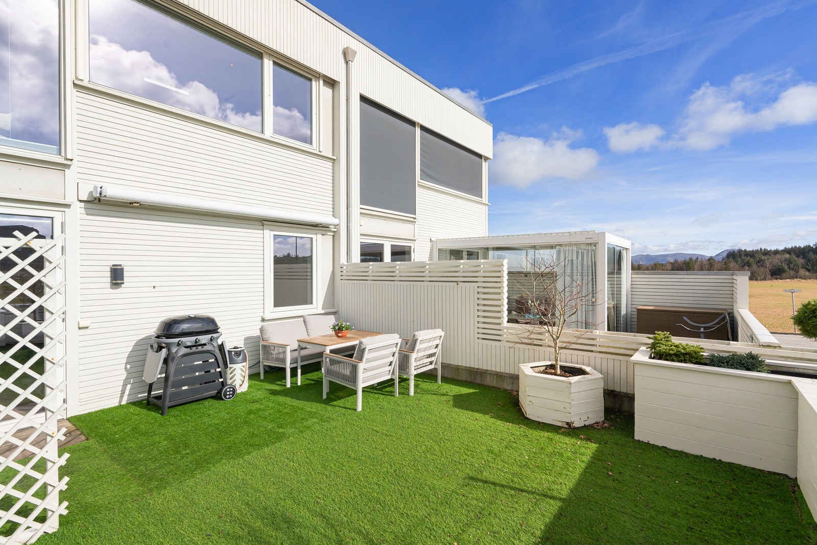 Lun og privat uteplass med optimale solforhold og god skjerming. Galleribilde