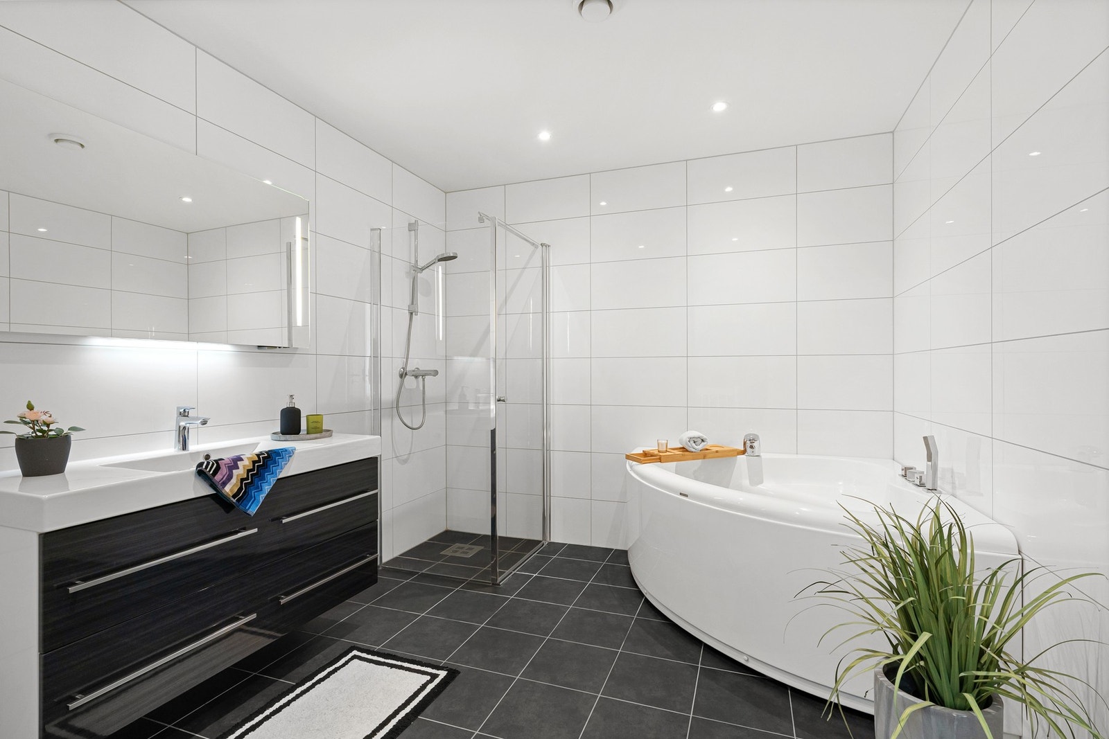 Romslig bad med både dusj og badekar. Galleribilde