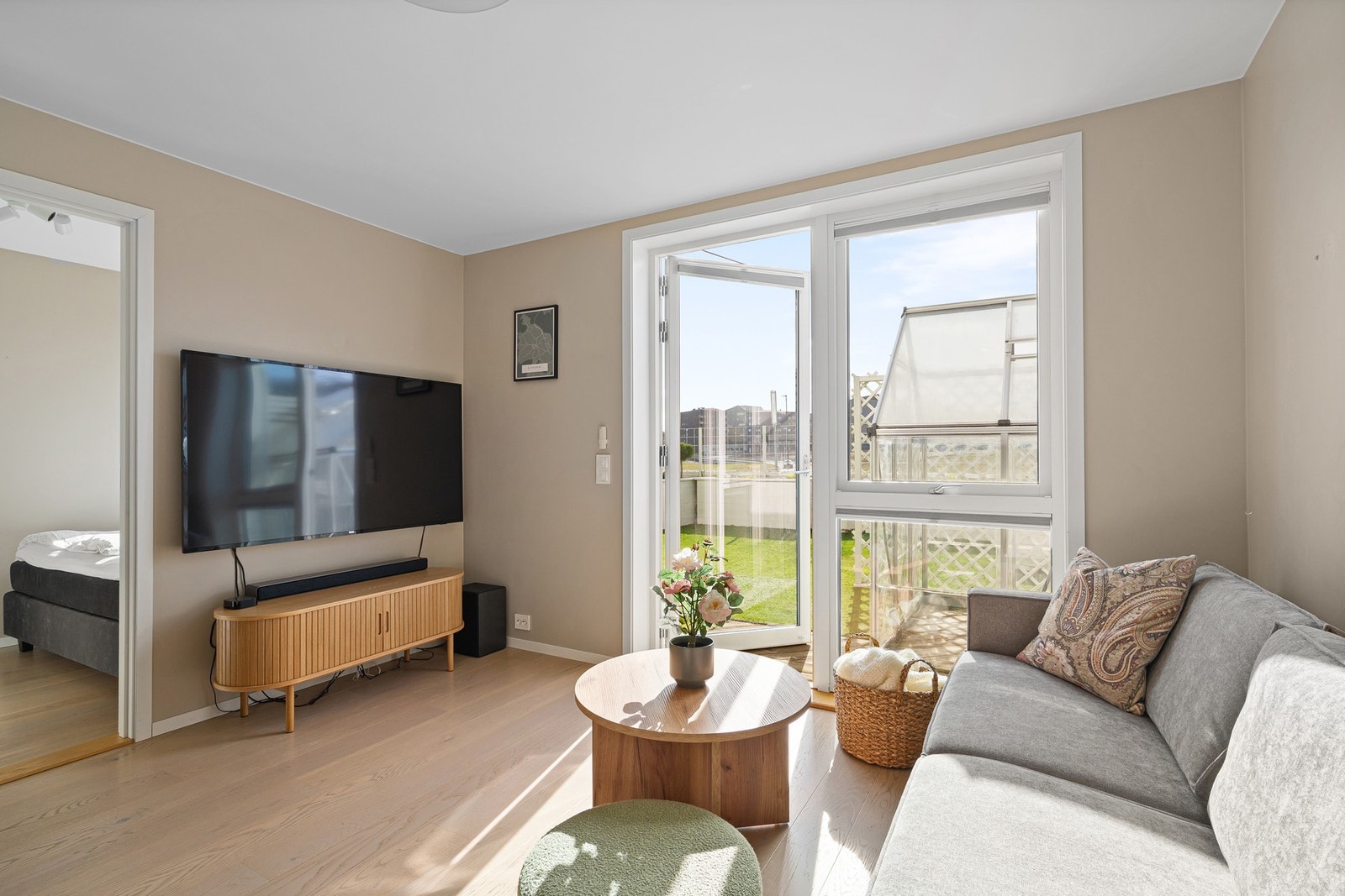 Ekstra stue med utgang til solrik terrasse, perfekt som TV-stue, ungdomsrom eller lekerom Galleribilde