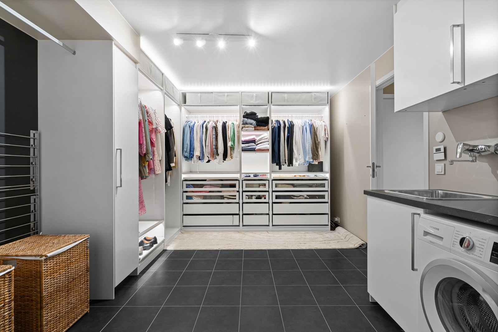 Stort og praktisk walk-in-closet kombinert med eget vaskerom Galleribilde