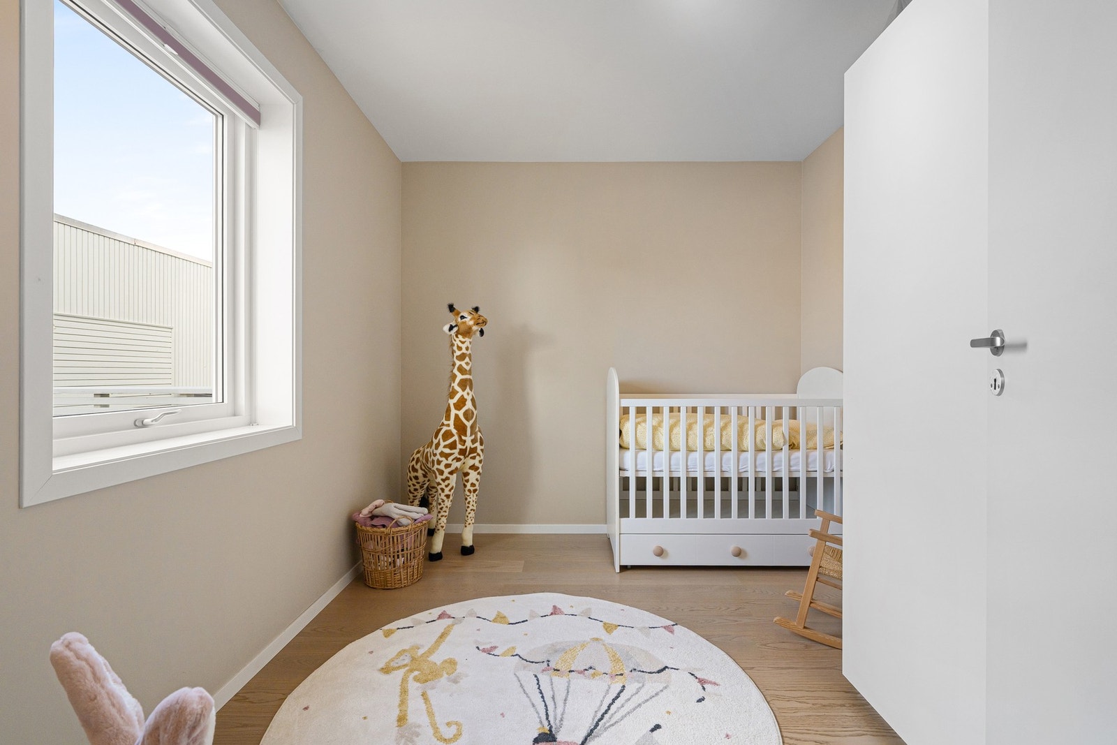 Lyst og hyggelig barnerom med god plass til lek og hvile Galleribilde