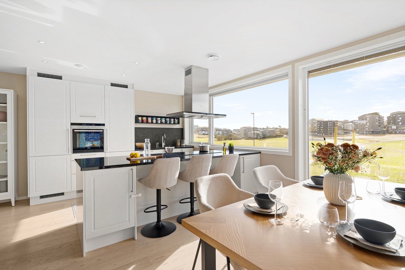 Flott allrom med åpen løsning, perfekt for sosiale sammenkomster. Galleribilde