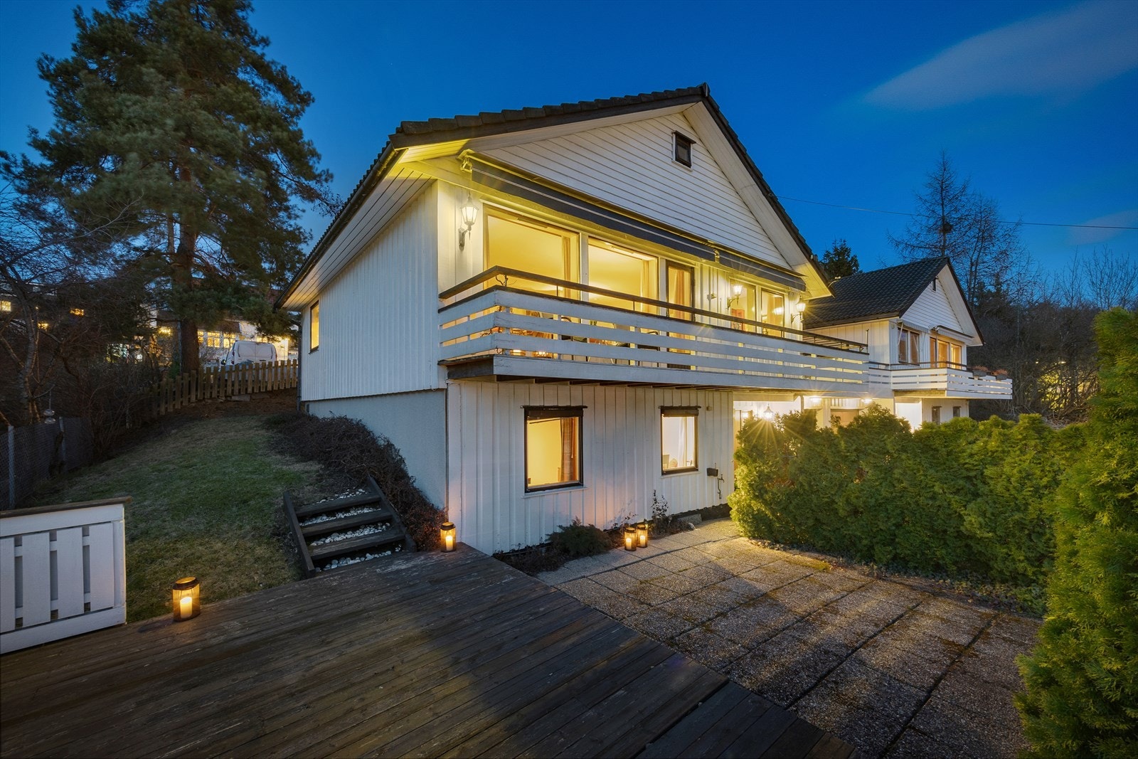 Boligen har en familievennlig planløsning over to plan, med uteplasser og hage på flere sider av eiendommen. Galleribilde