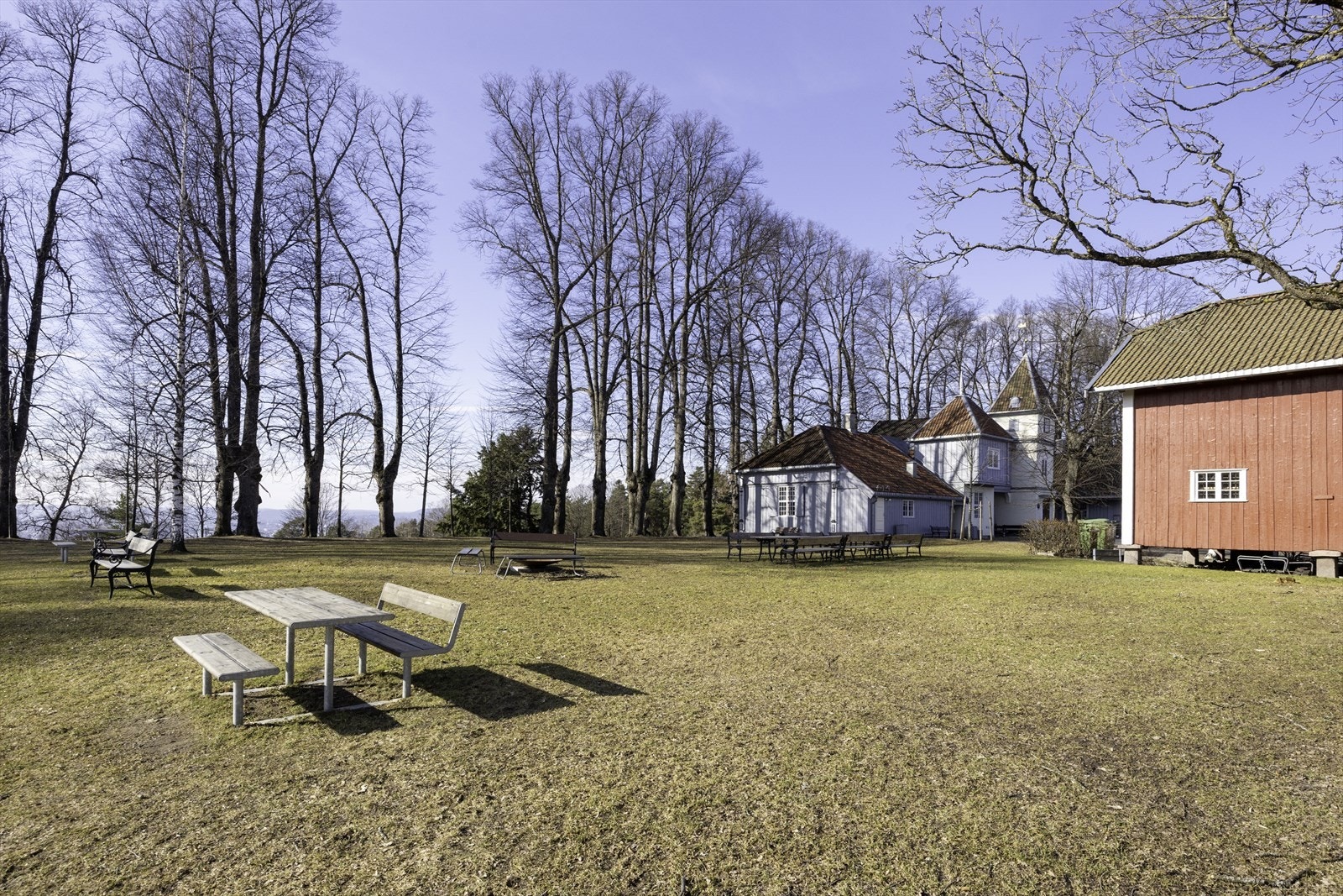 Nordre Skøyen hovedgård ligger i nærheten og er et flott rekreasjonsområde for hele familien. Galleribilde