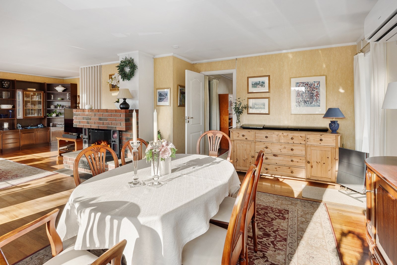 Spisestuedelen har god plass til langbord for større selskaper. Galleribilde