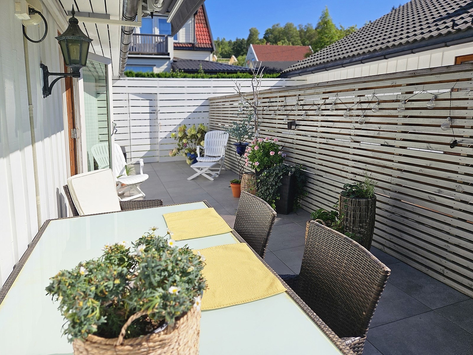 Altanen har adkomst både fra stuen og fra hagen på baksiden av boligen. Galleribilde