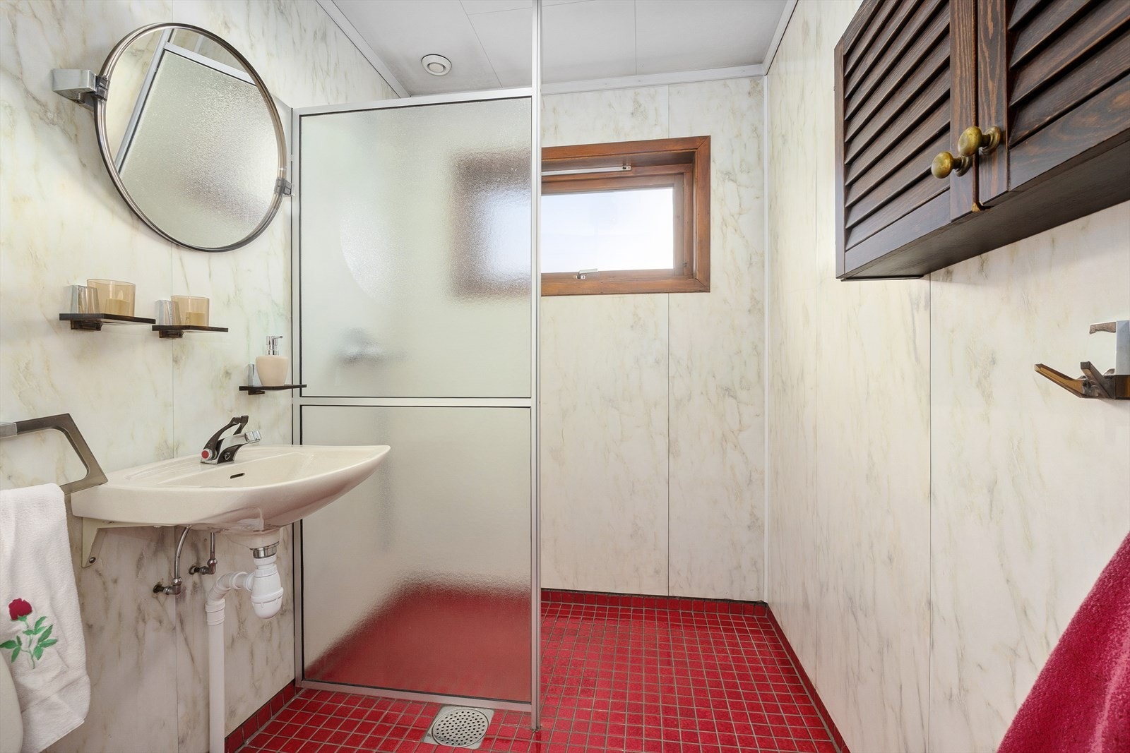 Badet i første etasje er fra byggeåret og har behov for totalrenovering. Dette gir en unik mulighet til å skape drømmebadet. Galleribilde
