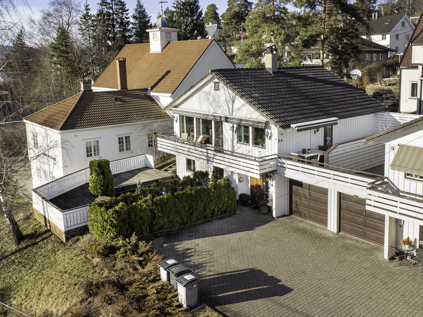 Boligen har en fin plassering i et veletablert nabolag. Galleribilde