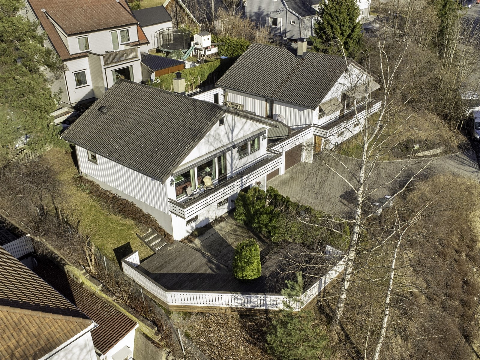 Eiendommen ligger i et område preget av eneboliger og rekkehus. Galleribilde