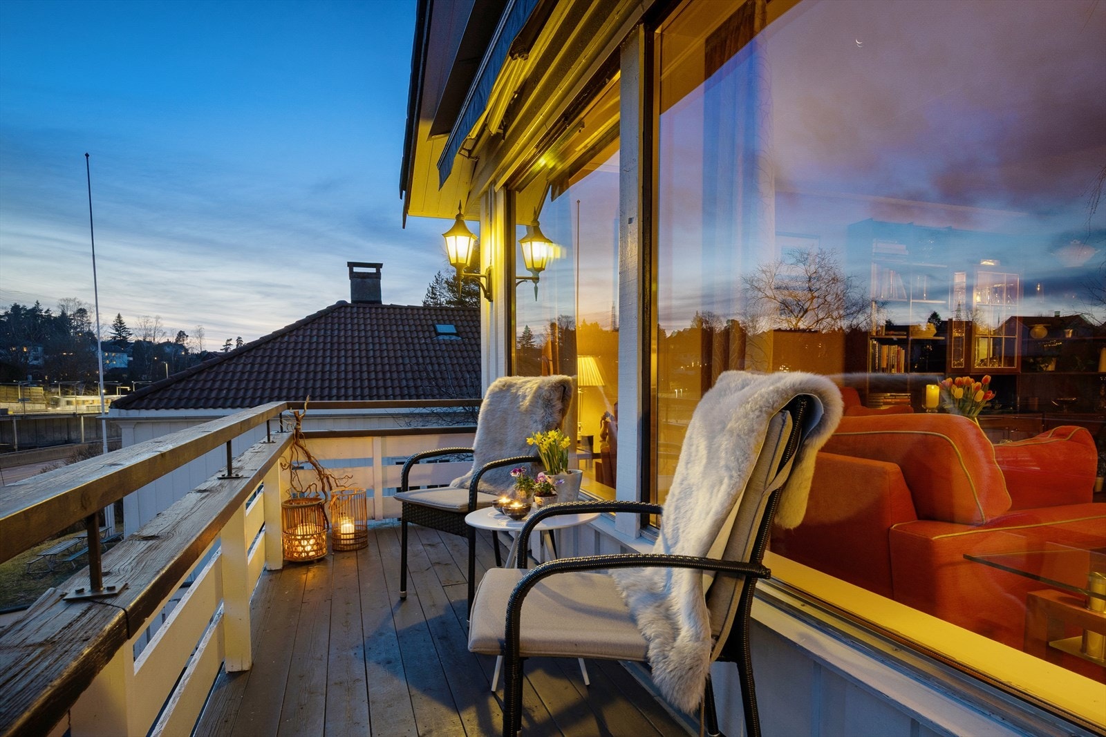 En hyggelig plass for en kaffekopp med utsikt over nærområdet. Galleribilde