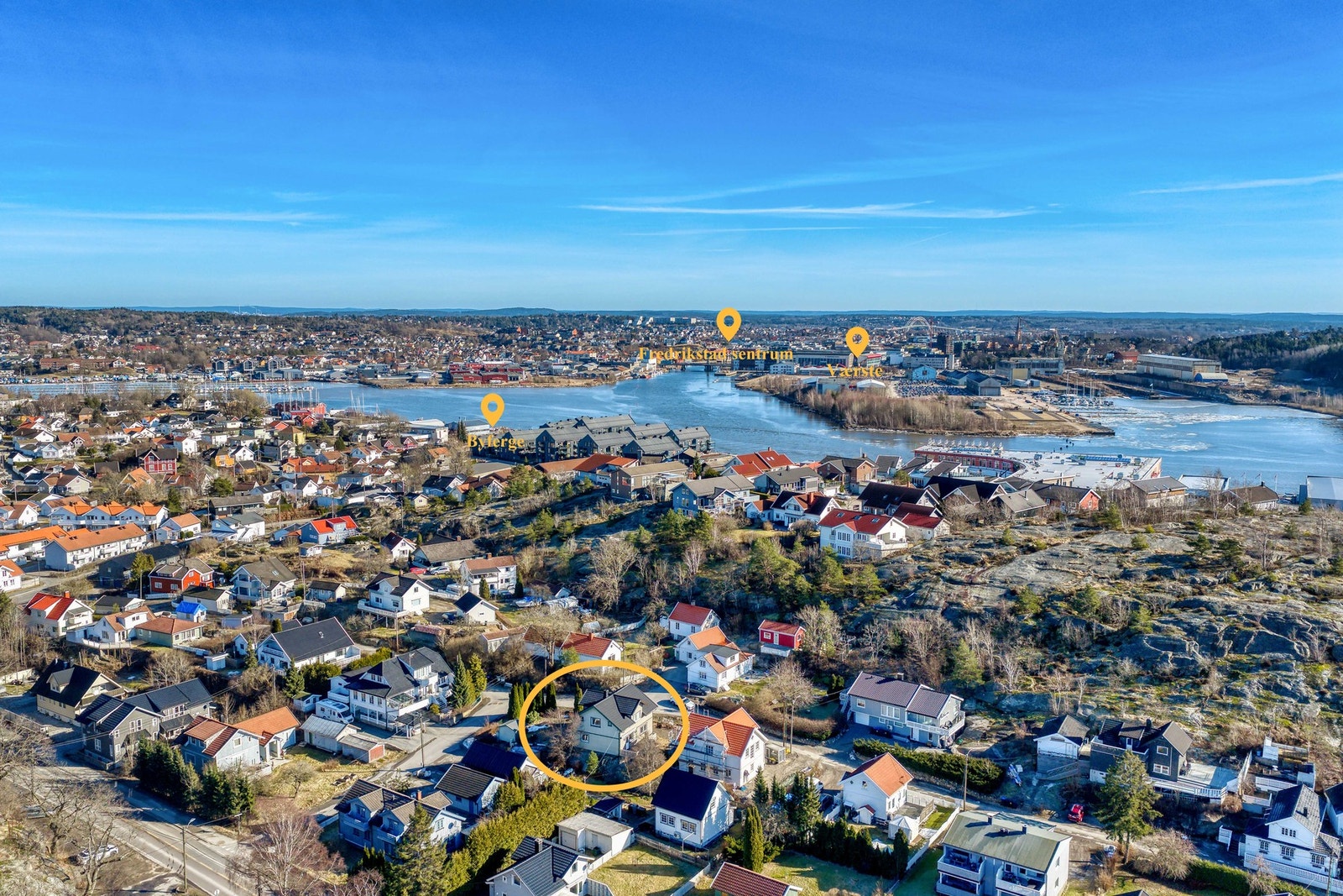 Her bor du sentralt - like ved handelsområdet i Gressvik sentrum / torget med diverse butikker, spisesteder og andre servicetilbud. Galleribilde